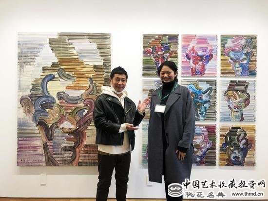 当代艺术基金会创始人前泽友作与艺术家江上越在她的作品前 　　Maezawa Yusaku founder of Contemporary Art Foundation and Egami Etsu in front of Egami’s work。