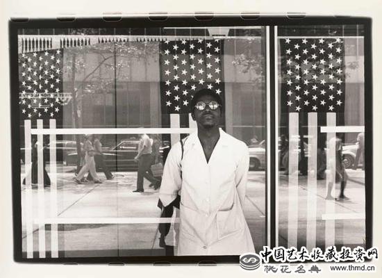 《透过星条旗看到的美国》，明·史密斯，纽约，1976