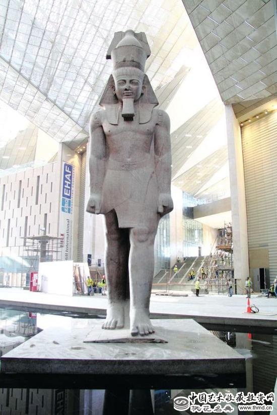 大埃及博物馆的中庭围绕着一尊高11米、重83吨的拉美西斯二世（Ramses the Great）的花岗岩雕像
