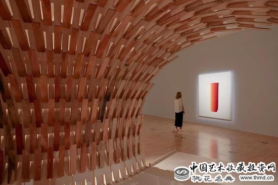 隈研吾作品“植物馆”，木质结构的开口正对韩国艺术家画作