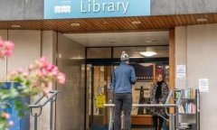 英国公共图书馆服务遭遇的资金削减的困境仍在继续|英国公共图书馆